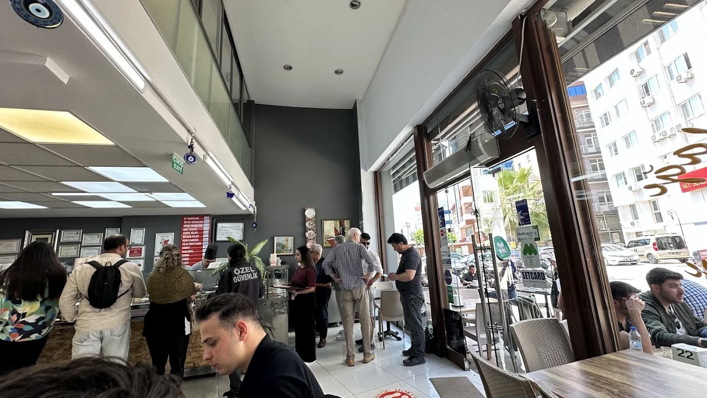 Öğle saatinde dolu salon