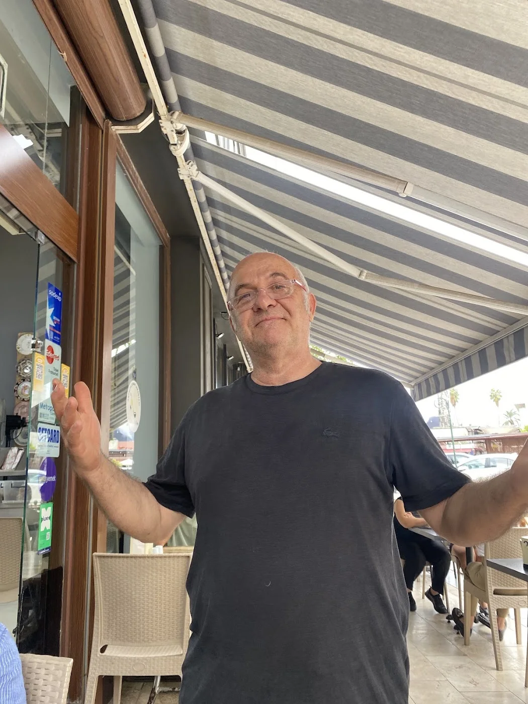 Babamız dükkânın önünde misafirleri karşılıyor
